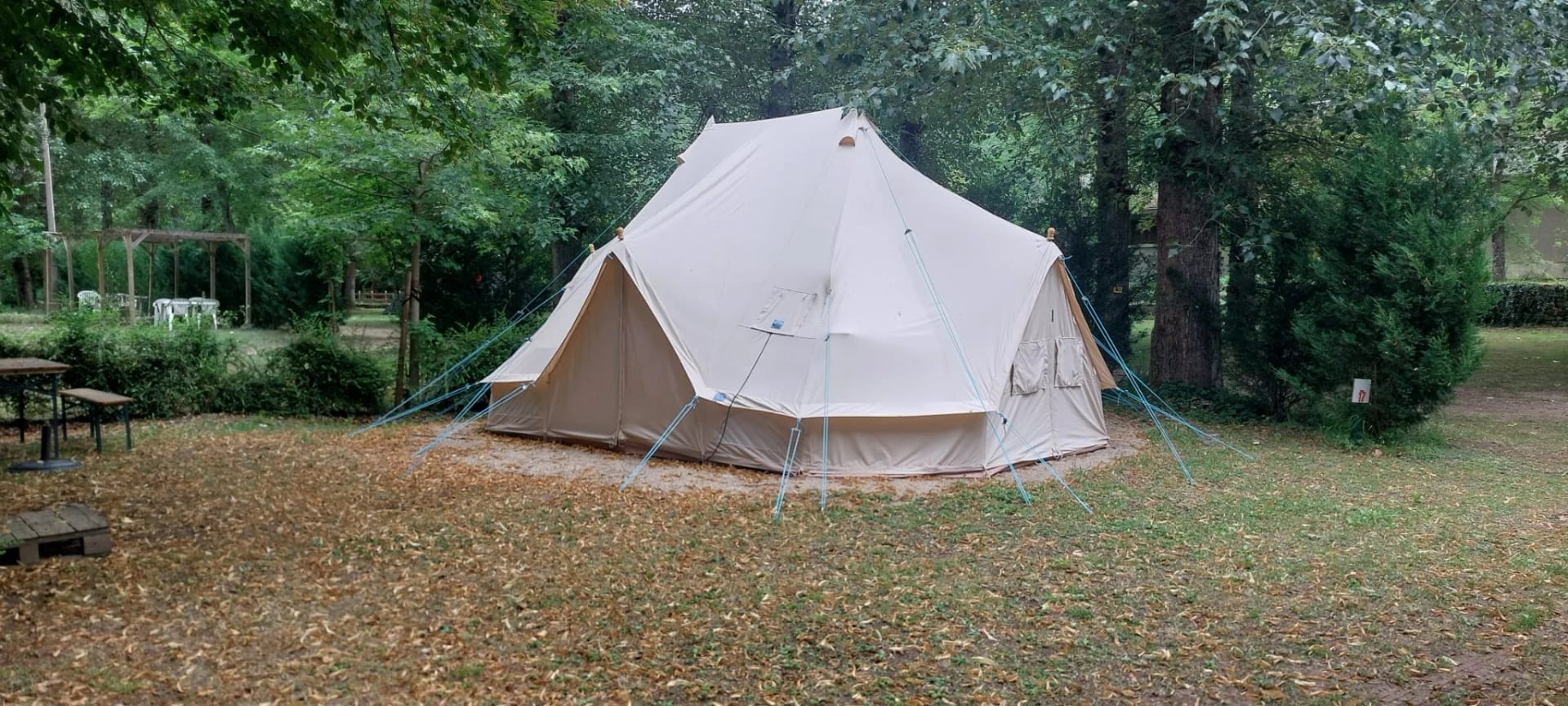 De katoenen bell tent onder de bomen