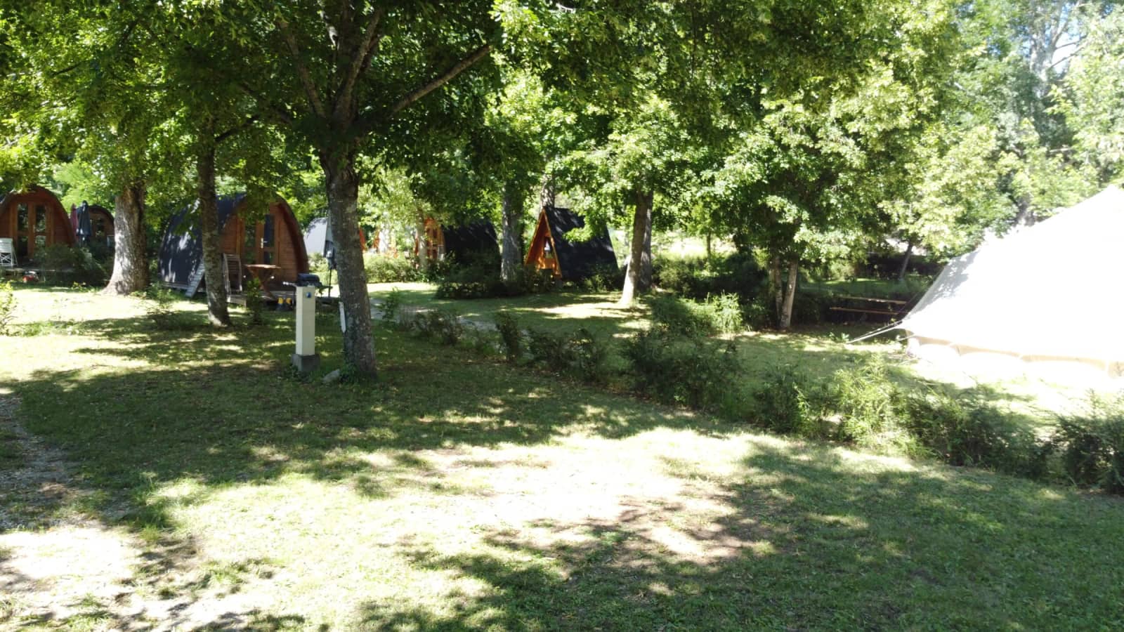 De PODs en de kampeerplaatsen onder de bomen, van bovenaf