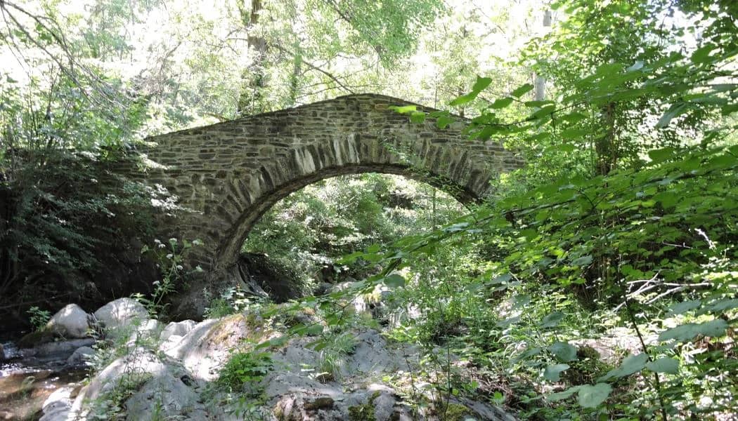 Het stenen bruggetje op de wandeling naar de Rocher des Fées