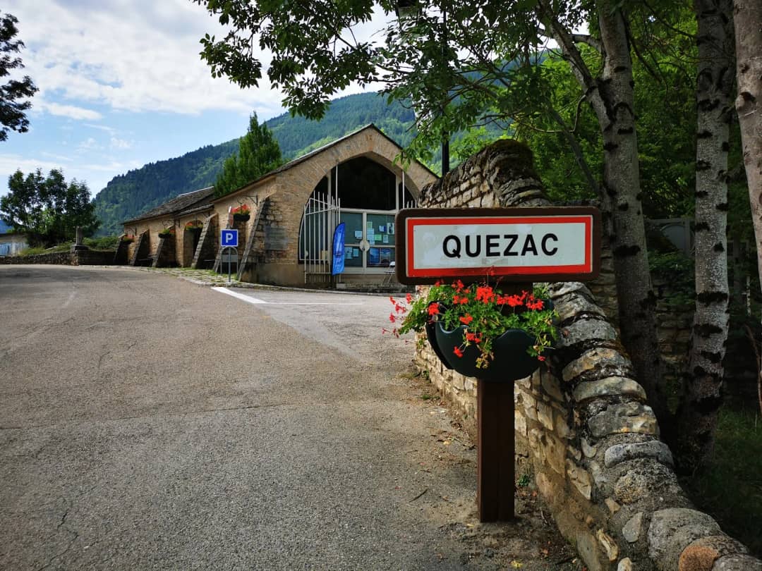 De ingang van de bottelfabriek van Quézac