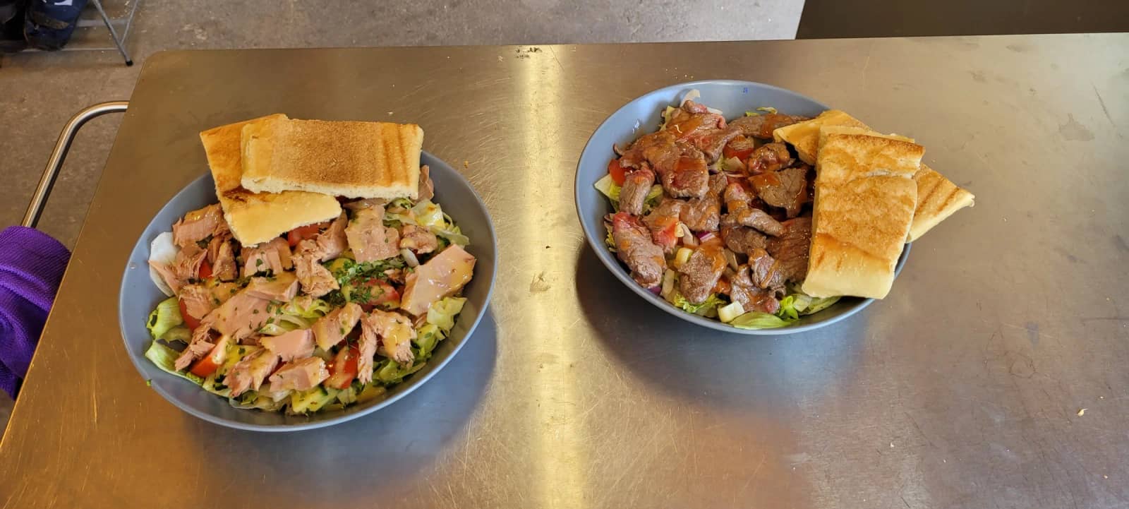 Maaltijdsalades uit het campingrestaurant