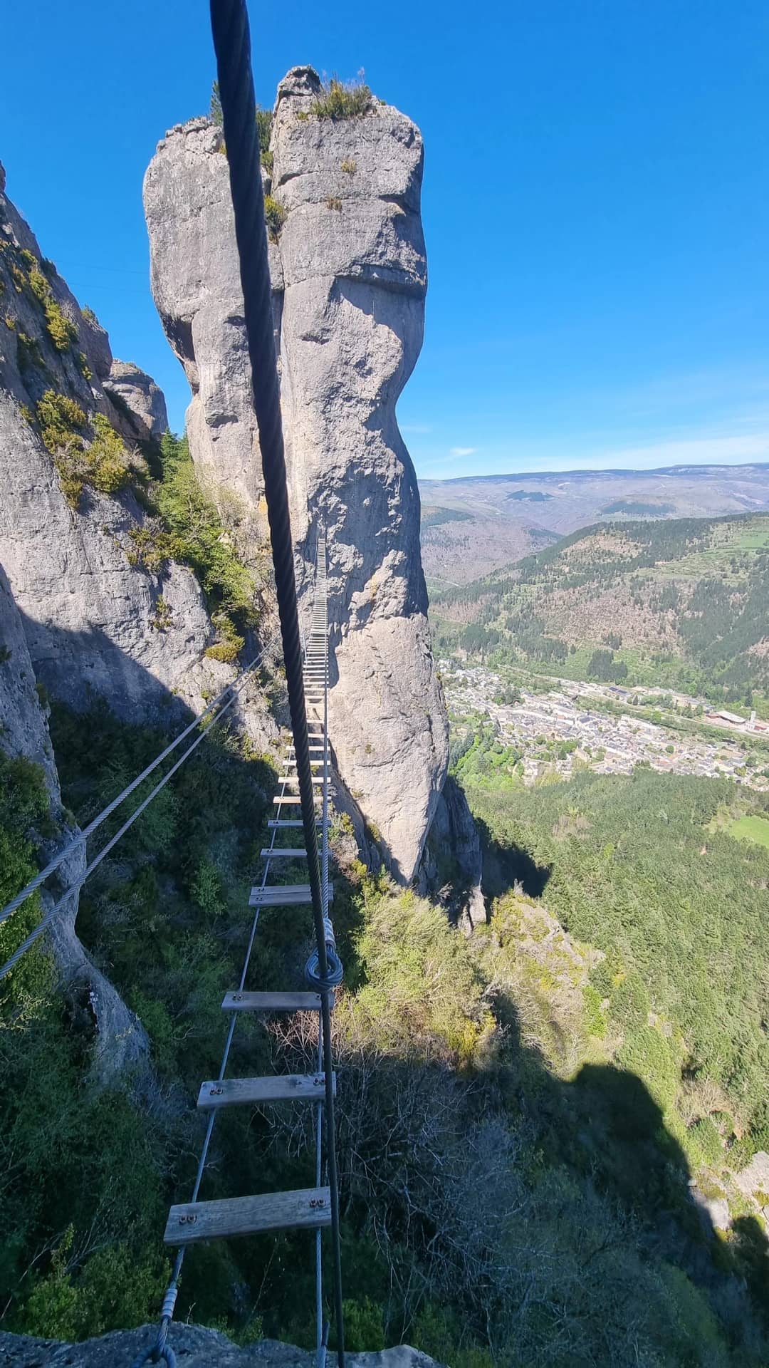 De via ferrata langs de rotspilaren boven Florac