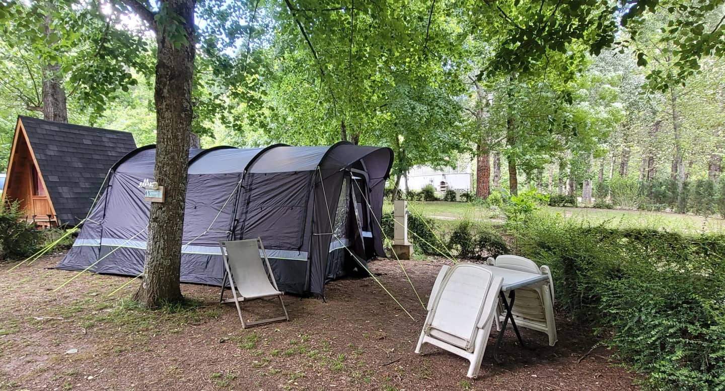De ingerichte tunneltent voor vier personen, met ligstoelen