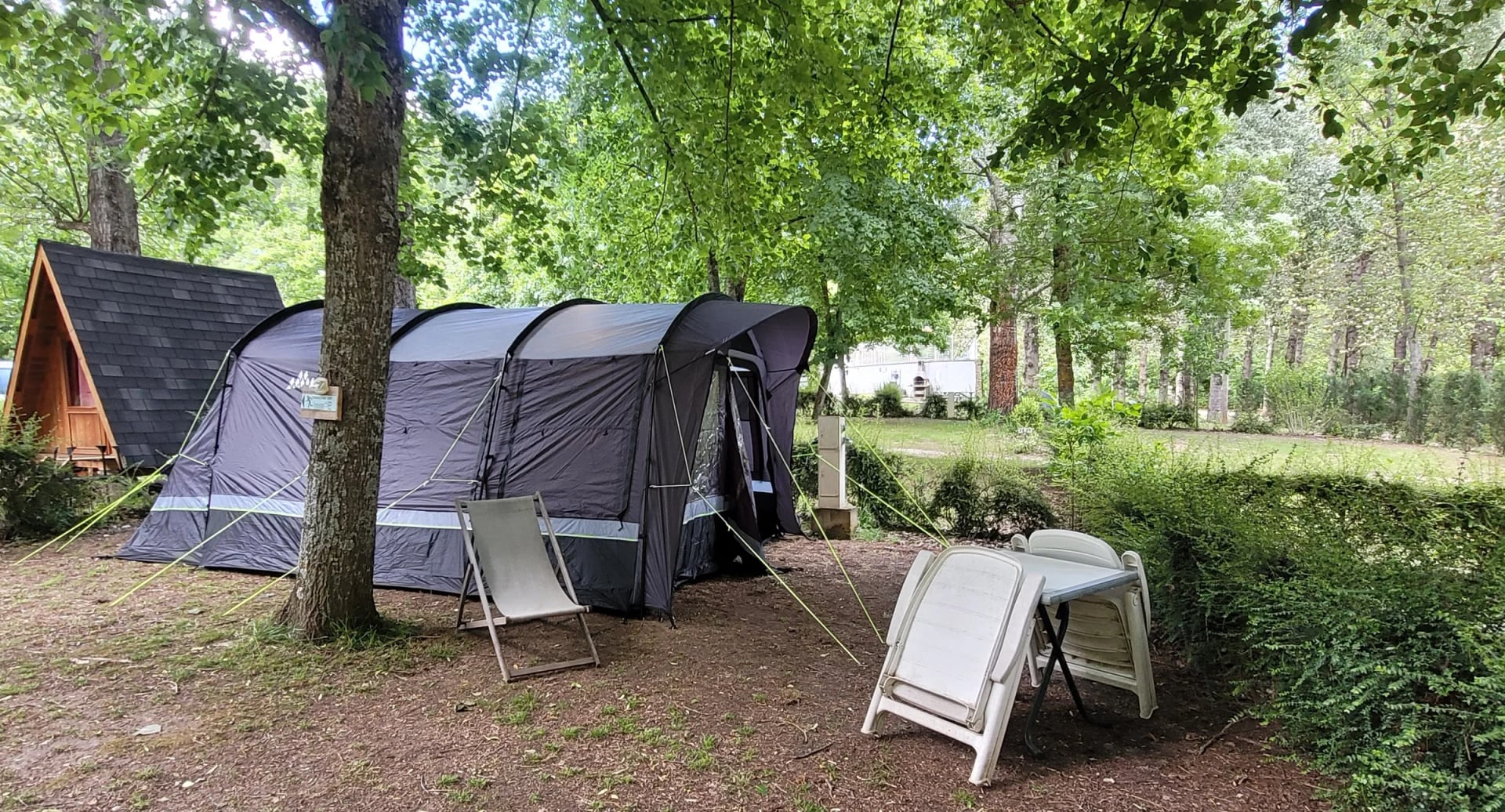 De ingerichte tunneltent voor vier personen, met ligstoelen