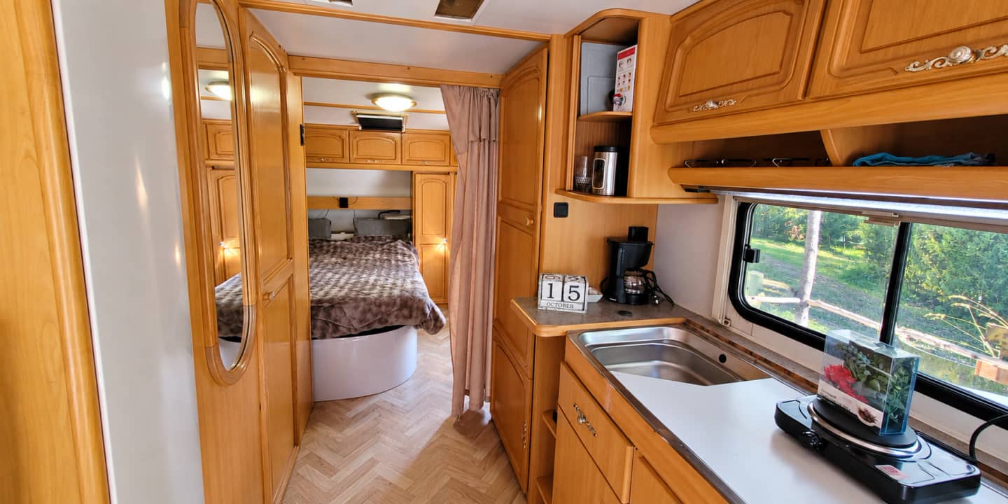 Het keukentje, met daarachter de slaapkamer met tweepersoonsbed